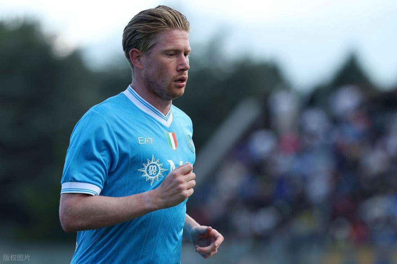 太阳报：麦克托米奈领意甲最佳球员奖，被女友透视着装抢风头（太阳报：麦克托米奈荣膺意甲年度最佳，女友透视造型成焦点）