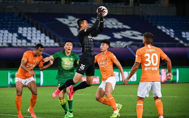 詹姆斯关键篮板抢断助球队逆转