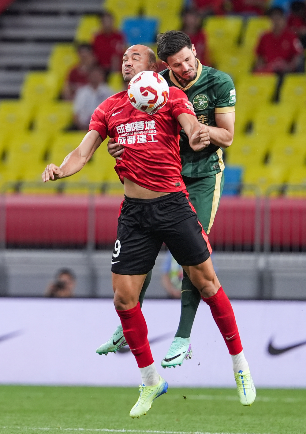 拜仁客战斯图加特：雅克松、金玟哉首发，乌尔比希出战