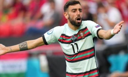 西媒：因欠薪等问题，近50名建筑工人在诺坎普球场外抗议（西媒称：约50名建筑工人因拖欠工资等问题在诺坎普外示威）