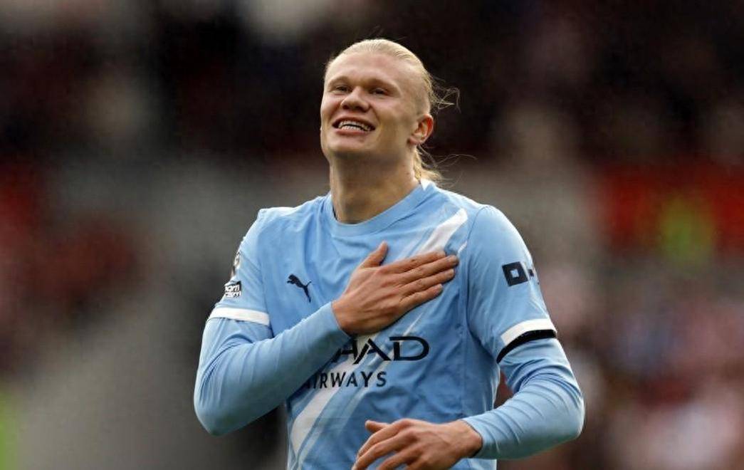 伊涅斯塔造访巴萨基地，与佩德里、费尔明、亚马尔合影