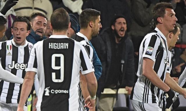 球星赛后向看台深深鞠躬